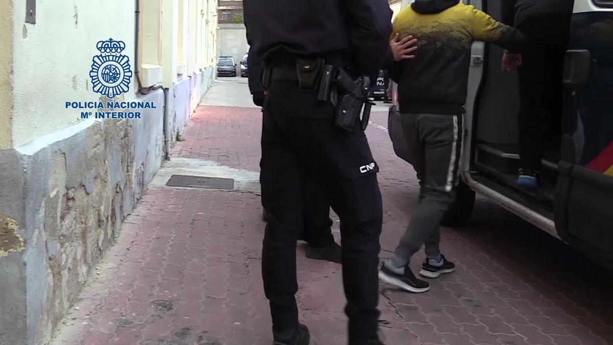 Agentes de la policía trasladan a uno de los detenidos por la presunta agresión sexual grupal.