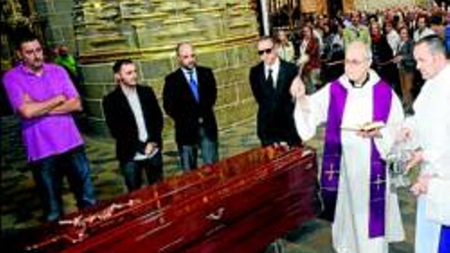 El obispo preside el funeral del exalcalde Serrano Pino en la catedral