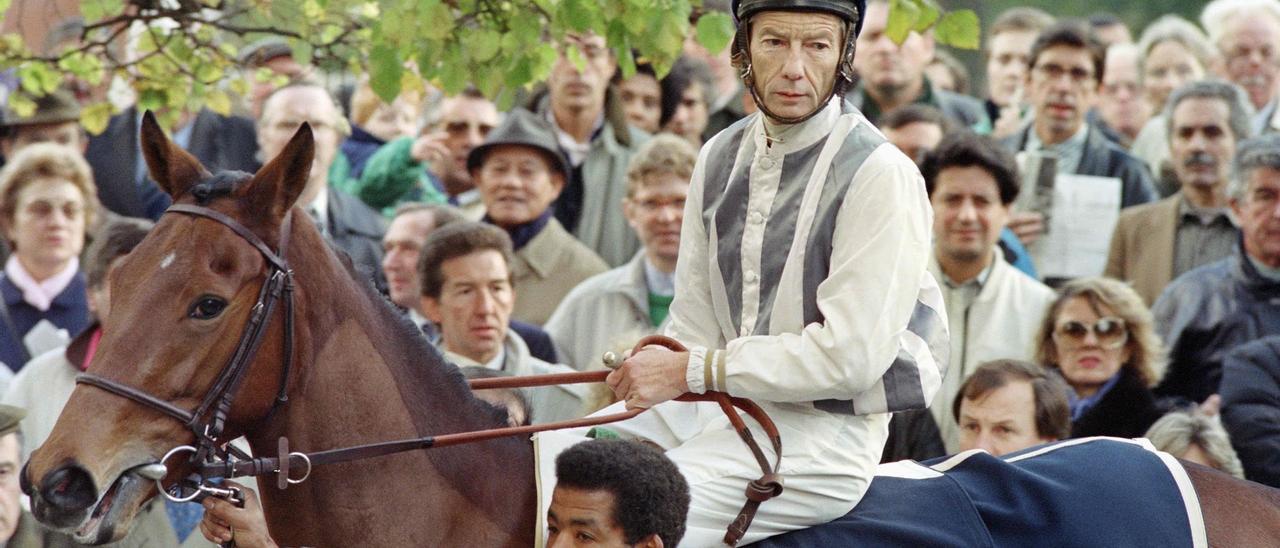 En esta fotografía tomada el 4 de noviembre de 1990, el jinete británico Lester Piggott monta a &#039;Phountzi&#039;.