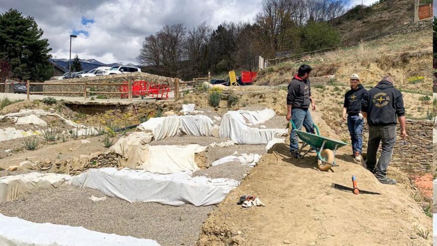 Llívia excava el centre del fòrum            ja lliure de les xarxes de serveis