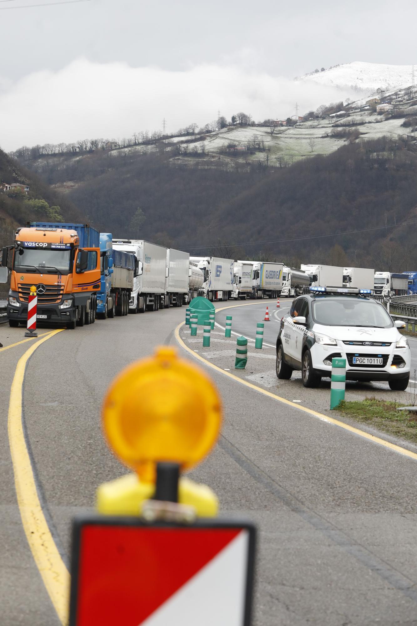 Los camioneros, parados durante horas por los cierres en Pajares y el Huerna.