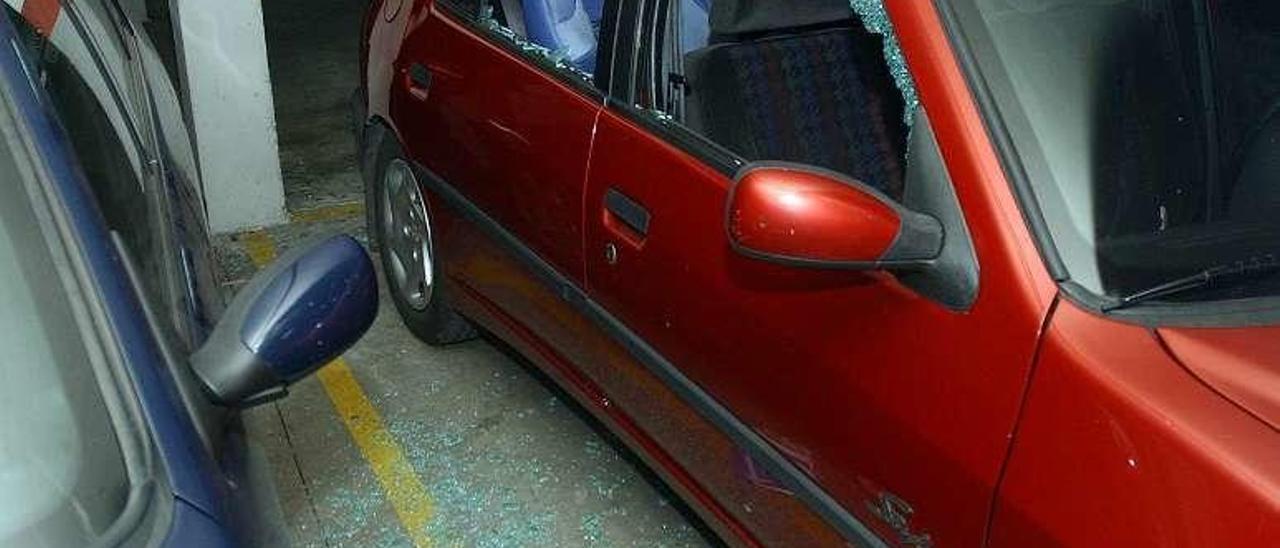 Un coche con los cristales fracturados tras sufrir un robo. // R. Vázquez