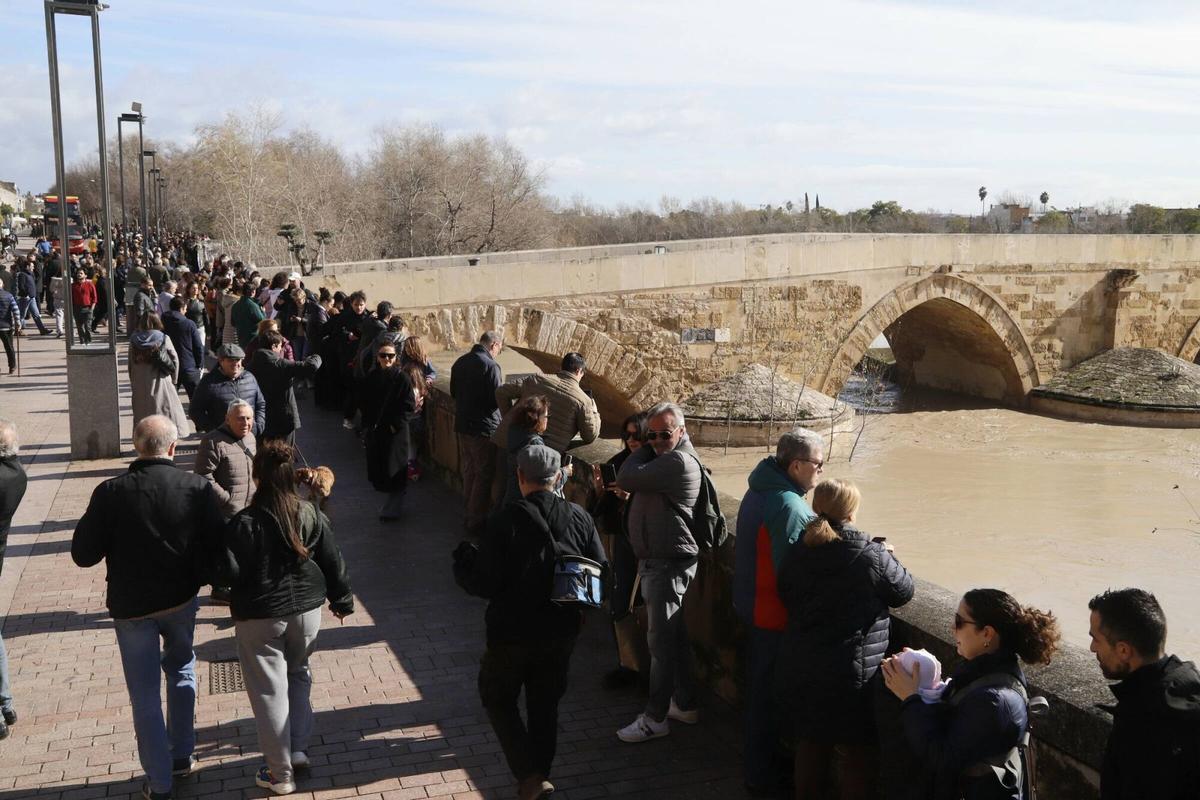 Los cordobeses disfrutan del sol al aire libre tras multitud de días de lluvia intensa