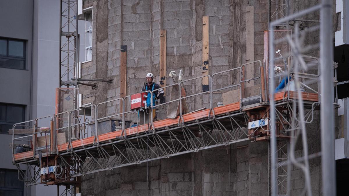 Un trabajador de la construcción en una obra.