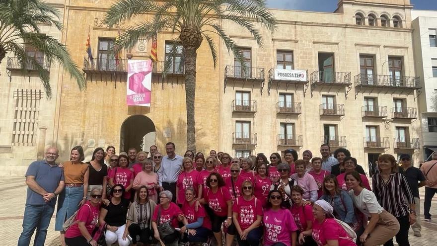 Una foto de AMACMEC y responsables del Ayuntamiento de Elche al finalizar el acto en la Plaça de Baix para conmemorar este día de lucha contra el cáncer de mama