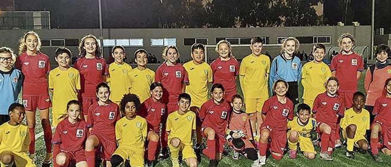 La selecciÃ³n sub-12 femenina posa con el Independiente alevÃ­n en La Antoniana.