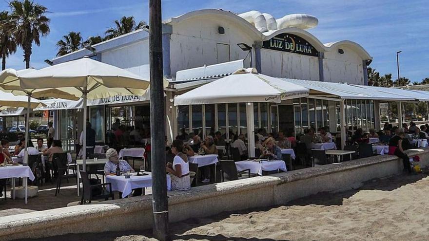 Los chiringuitos de la playa de la Malva-rosa tienen que ser renovados.  | G.C.