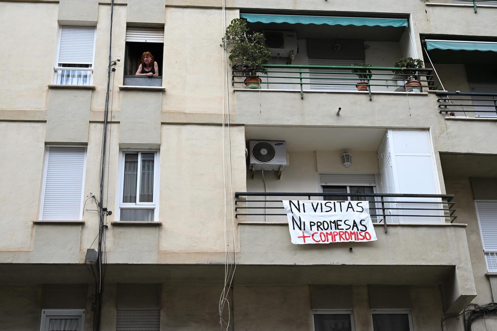 Vecinos se manifiestan pidiendo soluciones tras los hundimientos en la calle Clara Campoamor en Elche