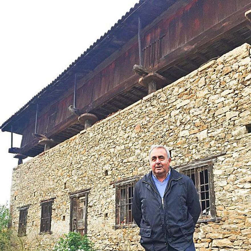 Emilio Pérez Cueva, en una imagen de archivo, junto a su panera en Santianes de Pravia.