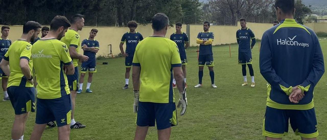 La plantilla del UCAM Murcia durante un entrenamiento.