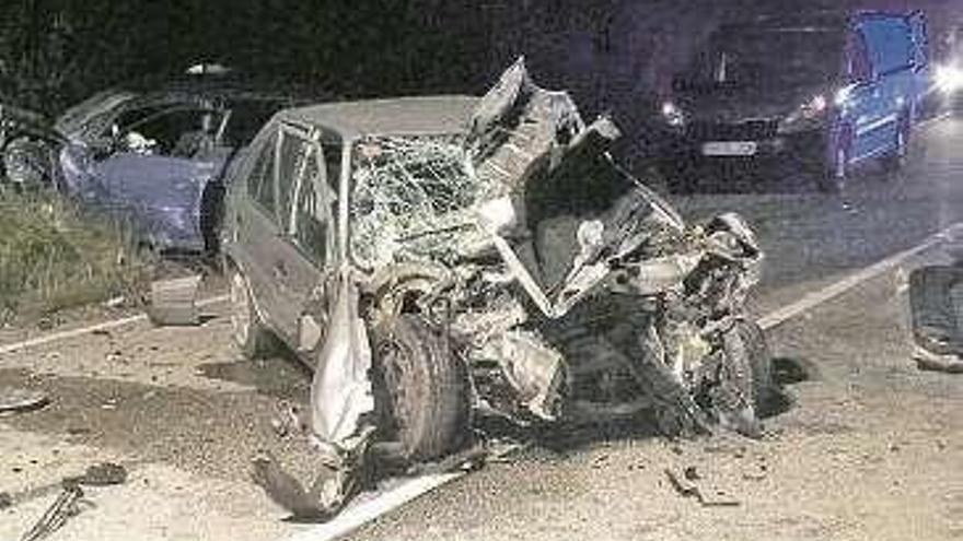 El coche de la víctima mortal en el accidente, en Quinzanas.