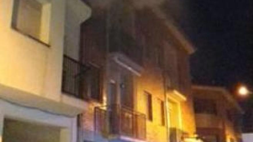 Tres policies intoxicats lleus per un foc a Santa Coloma