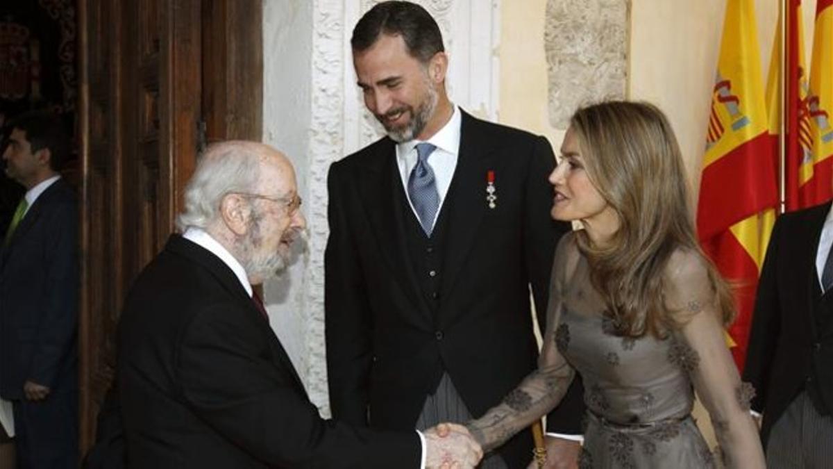 Caballero Bonald saluda a la princesa Letizia, ante la mirada del príncipe Felipe.