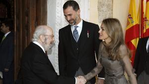 Caballero Bonald saluda a la princesa Letizia, ante la mirada del príncipe Felipe, en el paraninfo de la universidad de Alcalá de Henares.