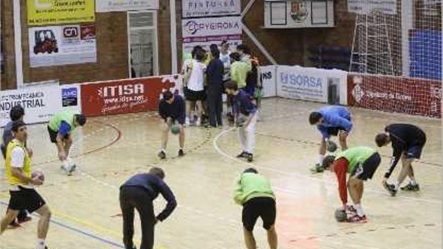 Els jugadors del Bordils exercitant-se durant la sessió d&#039;ahir al vespre al pavelló Blanc-i-Verd.