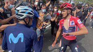 Enric Mas se interesa por el estado de Remco Evenepoel, tras su caída, en Peñas Blancas.