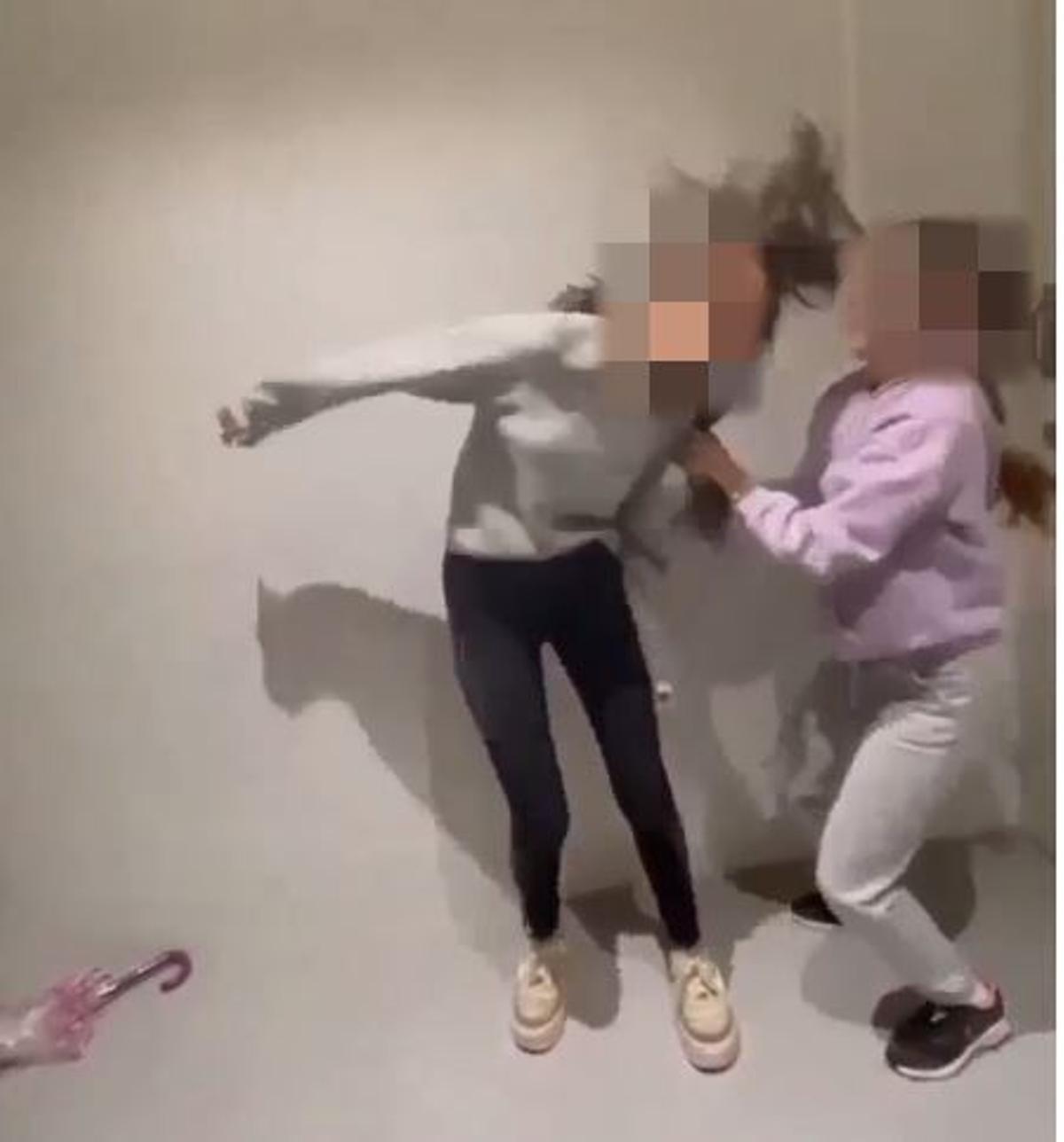 Secuencia del inicio del vídeo grabado por los agresores en la que una de las menores da un fuerte tirón de pelo a la menor denunciante y que sufre acoso escolar