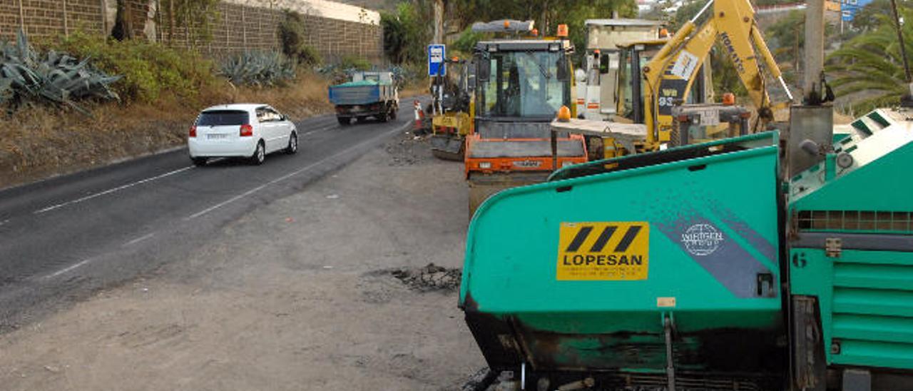 Máquinas de asfaltado de la empresa Lopesan en la carretera de acceso a Teror