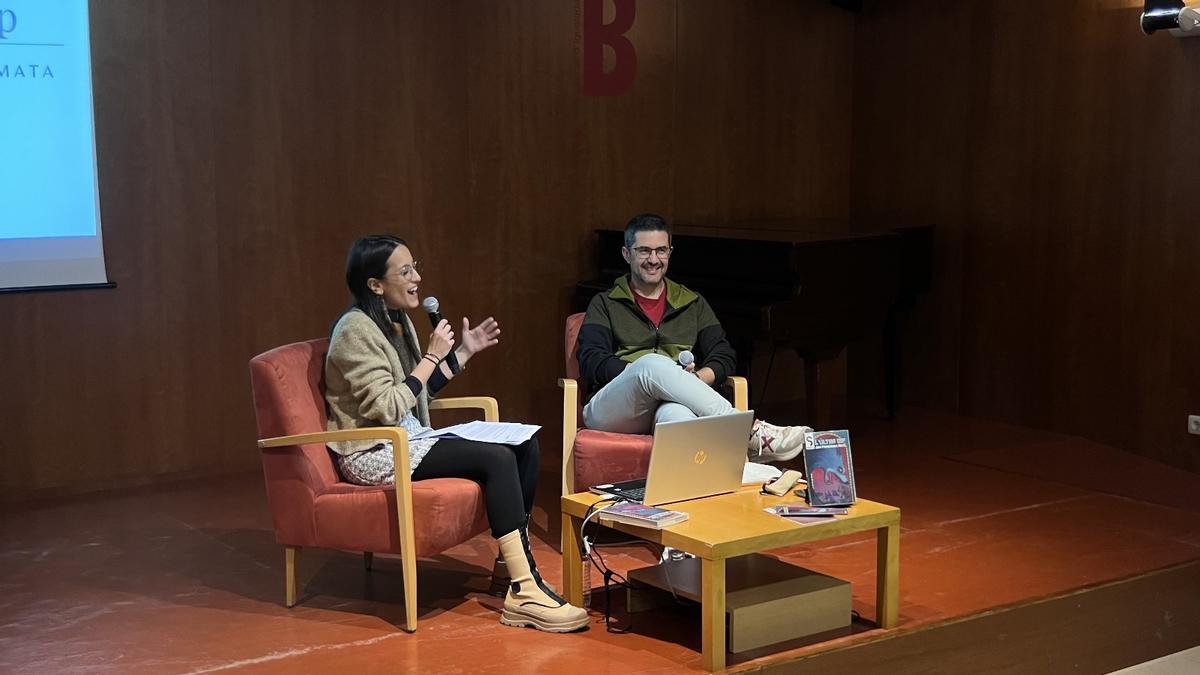 L’autor Javi Fernández en la presentació de "L’últim dip" a la Biblioteca d'Igualada