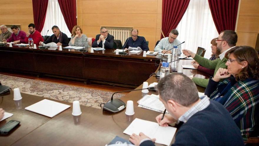 La reunión de Acom con los alcaldes de Langreo y Velilla, en el centro de la imagen.
