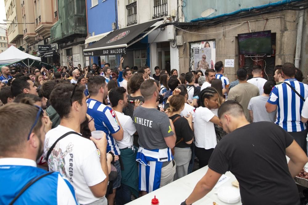 El equipo coruñés se juega el ascenso a Primera División y la ciudad se vuelca en plena celebración de San Juan.