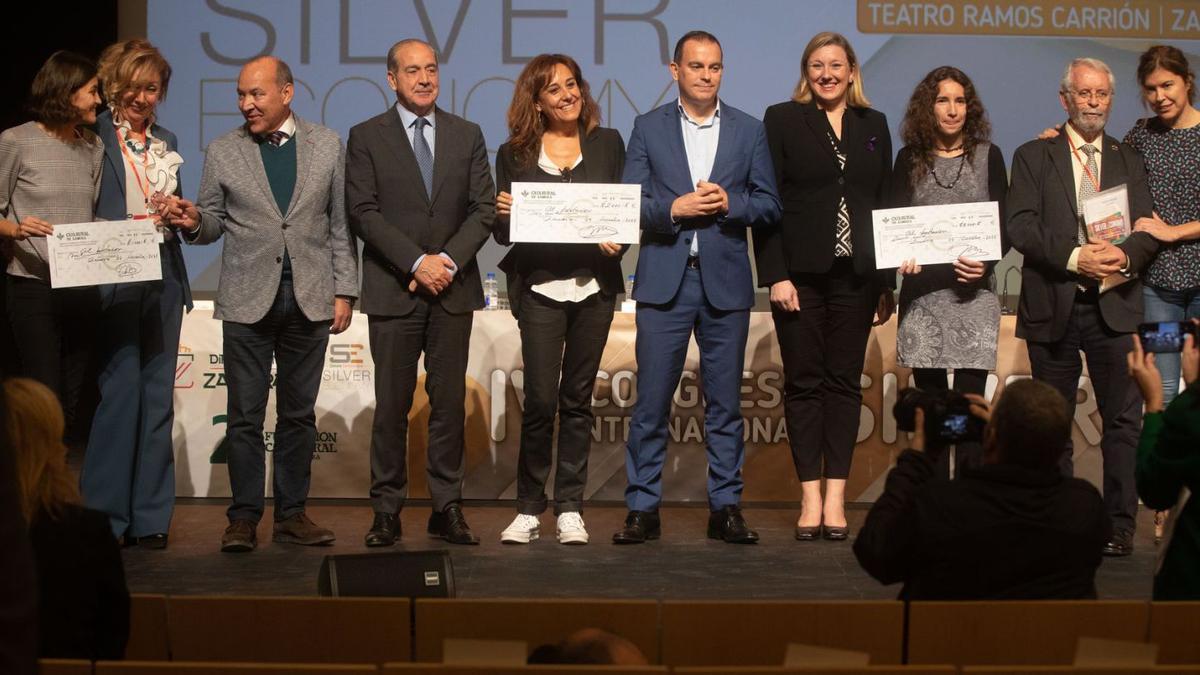 Autoridades y premiados, en la foto de familia tras la clausura del IV Congreso Silver Economy de Zamora. | Ana Burrieza