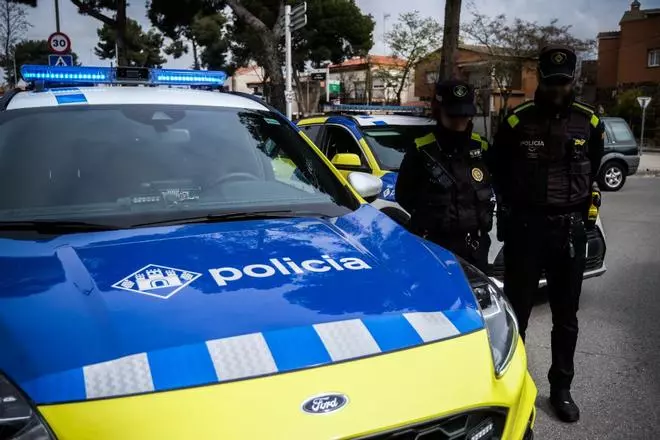 Fiscalía pide cinco años de prisión para un policía local de Barberà del Vallès por agredir a dos vecinos