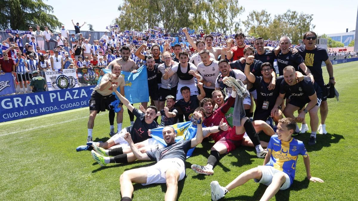 La plantilla del Avilés, tras el partido de ida ante el Rayo Majadahonda