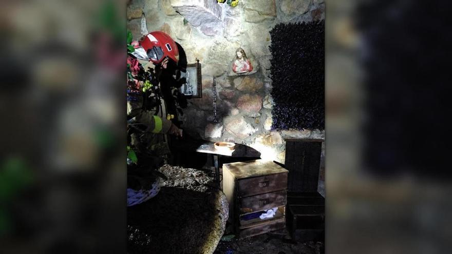 El vent fa caure una espelma i provoca un incendi en una ermita de Platja d'Aro