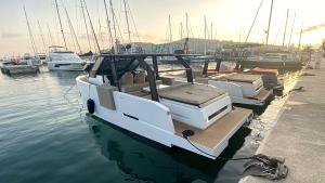 Embarcaciones de De Antonio Yatchs amaradas en Marina Vela Barcelona.