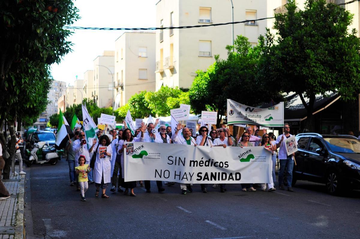 Fotogalería | Cientos de médicos marchan en Badajoz contra el Estatuto Marco y exigen dignificar sus condiciones laborales