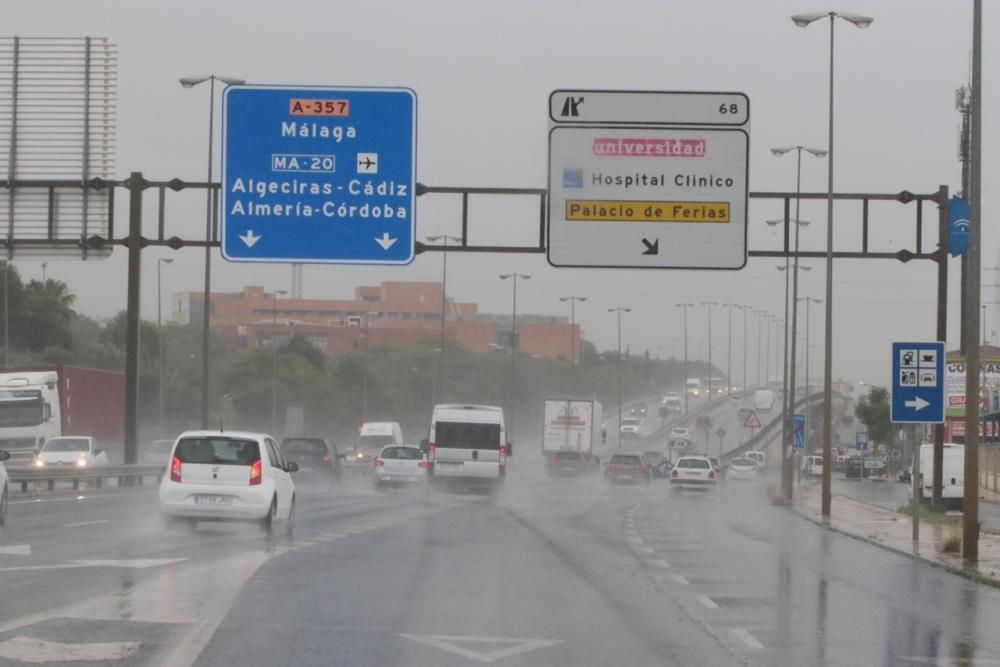 La semana se despide con una mañana lluviosa en Málaga capital, que verá cómo se abren los cielos de cara al fin de semana