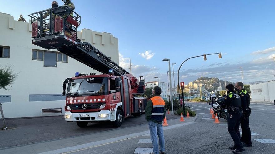 Bombers, Protecció Civil i la Policia local treballant al lloc dels fets