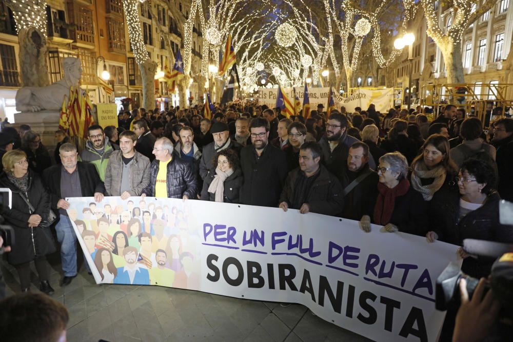 Rund 1.500 Personen sind am Freitagabend (30.12.) auf Mallorca auf die Straße gegangen, um politische Eigenständigkeit für die "Països Catalans", also die katalanischsprachigen Landesteile Katalonien und Balearen, innerhalb Spaniens zu fordern.