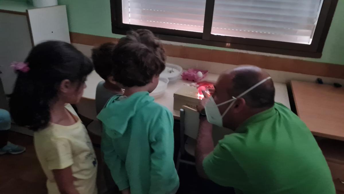 El profesor del ciclo formativo de Ganadería Ecológica en una de las sesiones que se desarrollaron en el colegio Lope de Vega.