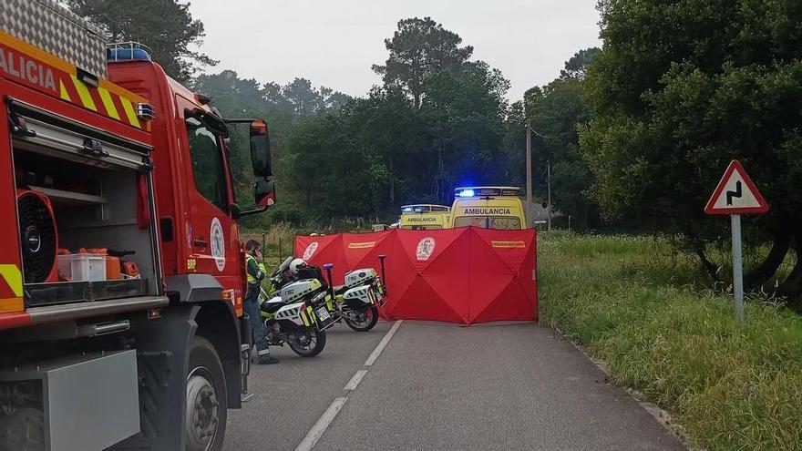 Ciclista herido de gravedad en Valga al intentar esquivar un gato y golpearse la cabeza
