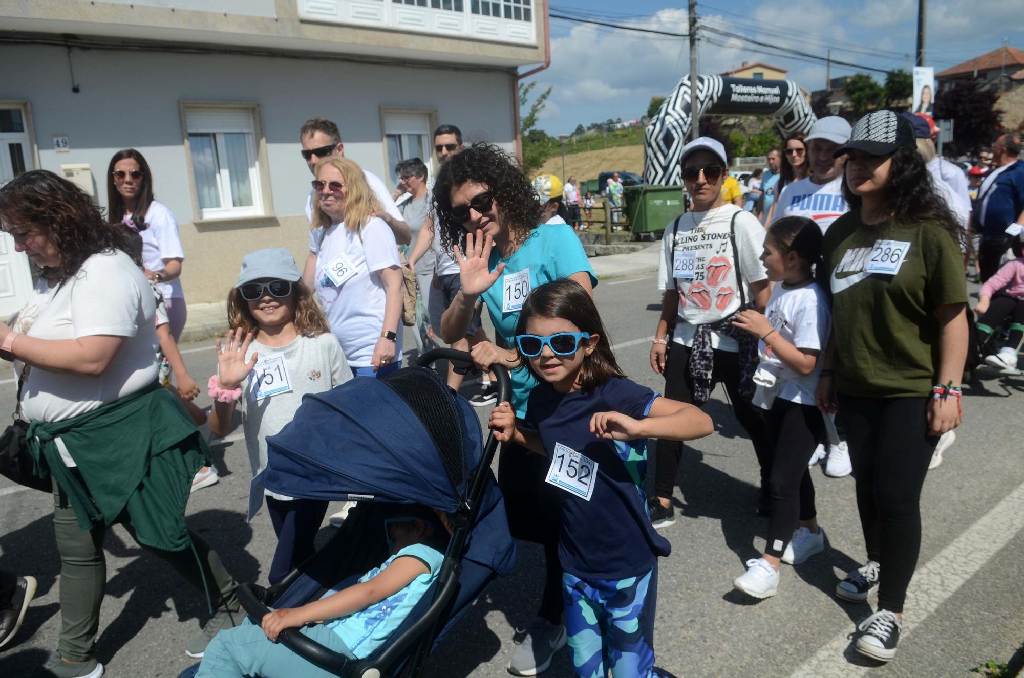 Participantes en la “andaina” solidaria organizada por la asociación Xuventude de Vilariño (Cambados), a beneficio de la lucha contra el síndrome de Noonan.