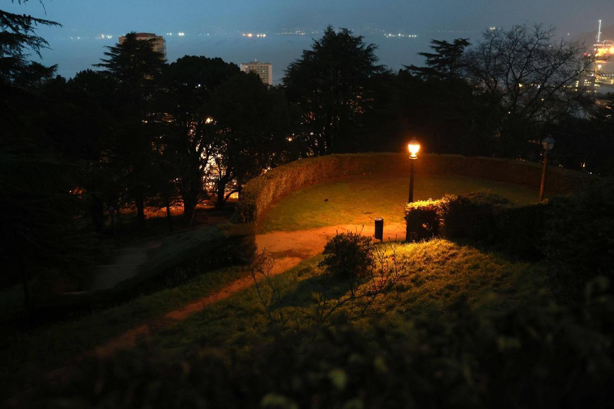 Las escaleras de O Castro, de noche.