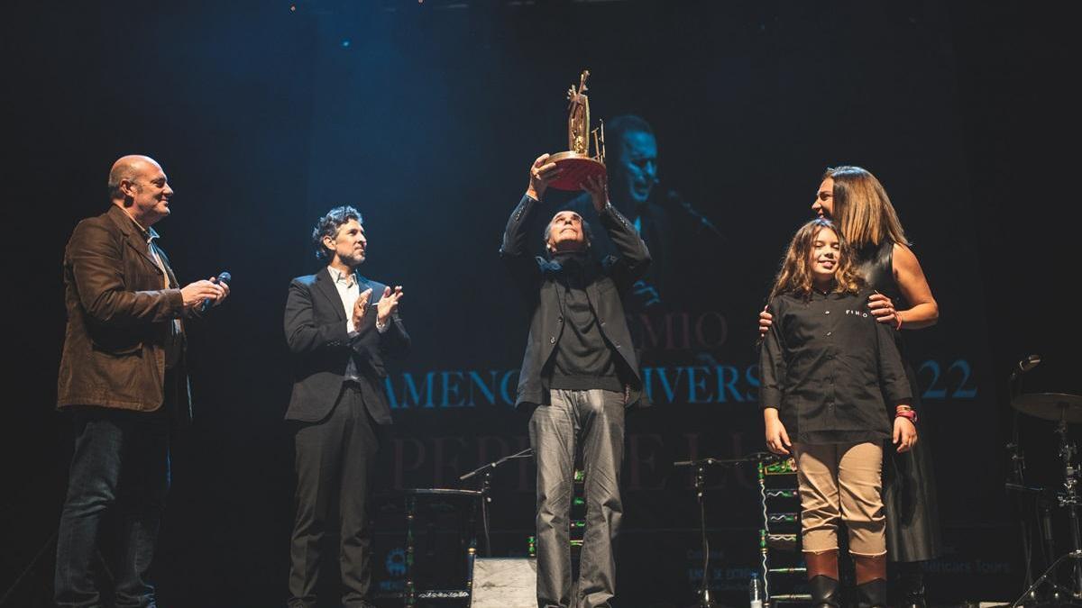 Pepe de Lucía, anoche en el teatro María Luisa tras recibir el galardón.