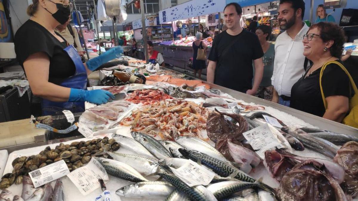 Quim Ayats i Dolors Bassa va visitar ahir el Mercat del Lleó | AJUNTAMENT DE GIRONA