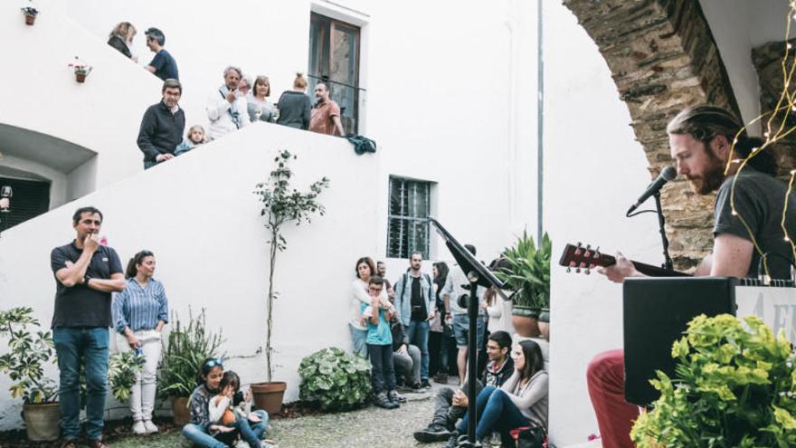 Mig centenar d&#039;assistents al concert acústic d&#039;Alverd Oliva a Llançà