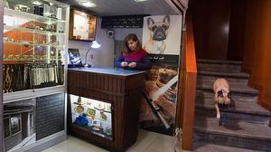 Adéu a botigues històriques pel final del decret Boyer. El cas del Centre de la Miniatura, al carrer del Call de Barcelona, regentat per Montse Solé.