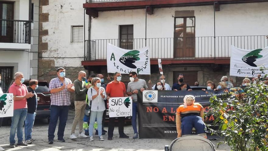Alcaldes y vecinos en una protesta en Hoyos, recientemente.
