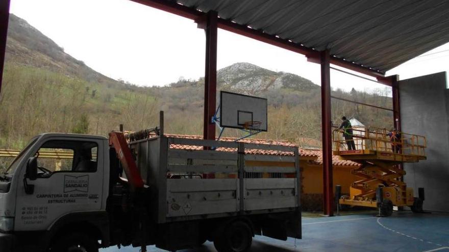 Obras en la pista polideportiva de Benia.