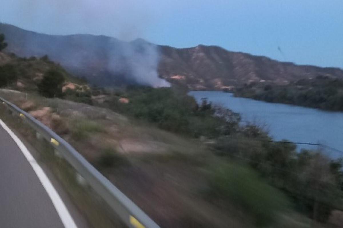 Columna de fuego junto al río Ebre que corresponde al incendio originado esta madrugada en Riba-roja dEbre (Tarragona).