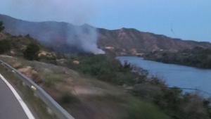 Columna de fuego junto al río Ebre que corresponde al incendio originado esta madrugada en Riba-roja dEbre (Tarragona).