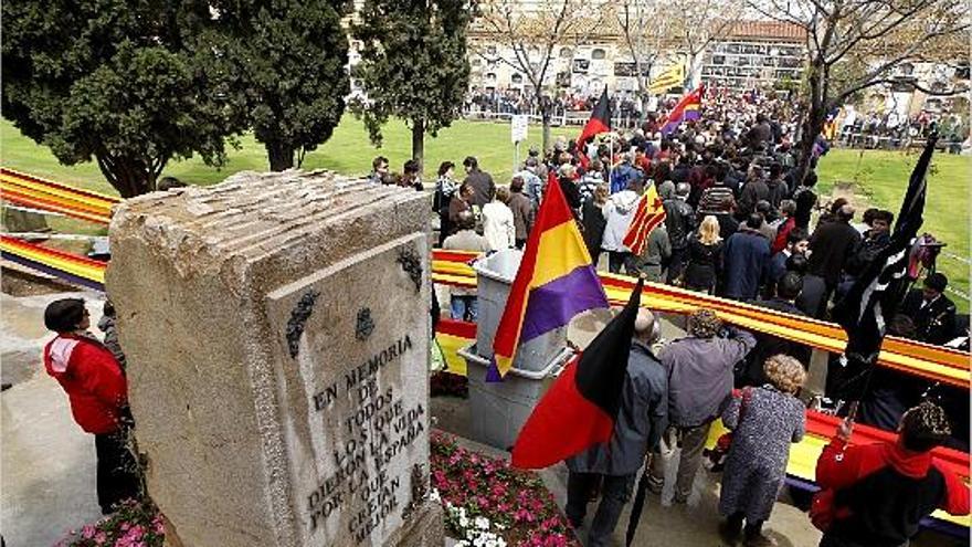 El Fòrum honra a las víctimas del franquismo de espaldas al monolito