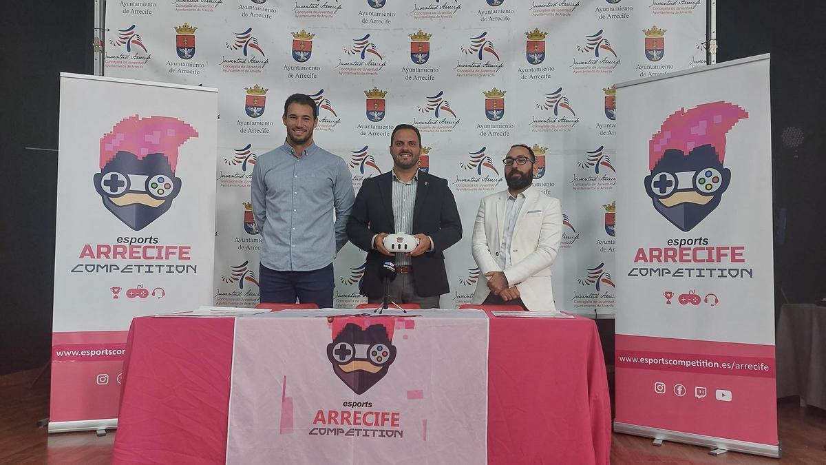 Rosmen Quevedo, Yonathan de León y José Duarte en la presentación Esports Arrecife 2023.