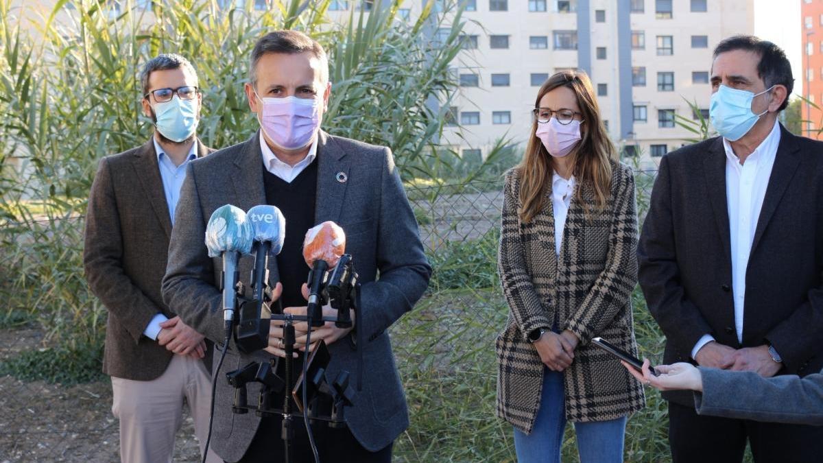 Diego Conesa, junto a miembros del Grupo Municipal Socialista en el Ayuntamiento de Murcia, en Santiago y Zaraiche.