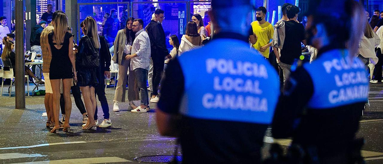 Dos policías vigilan que se cumplen las normas de seguridad en el ocio nocturno.